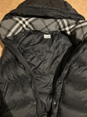 Burberry jacka/väst - Säljer min burberry jacka, den har även av borttagna armar så det går att göra till en väst! Använd 2 gånger och säljer den pågrund utav storleken, den är för stor för mig!