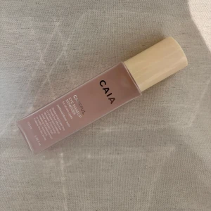 CAIA Careful Eye Makeup Remover - Careful Eye Makeup Remover tar bort den mest envisa mascaran och vattenfast make up. Removern lämnar din hy mjuk och återfuktad tack vare ingredienser som Flower Water och Panthenol. Den tunna huden runt ögonen är viktig att rengöra med produkter som är särskilt framtagna för just det området. Se bild 2 för mängd som är kvar. 