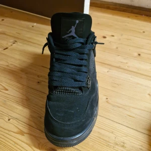 Jordan 4 Black Cats - Jordan 4 Black Cat storlek 46 men går 45. Använd fåtal gånger. Kom med frågor och bud om ni är intresserade😁!