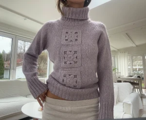 Stickad tröja i mohair-mix - En stickad tröja med polokrage i uppskattad storlek XS/S. Material: 36% akryl, 31% bomull, 20% mohair, 13% polyamid. Jag fraktar inom 24h. Se liknande plagg i min profil! 