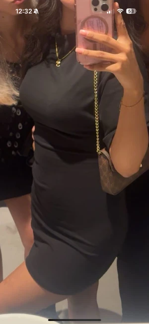 Svart klänning - Supersnygg klänning med knytning i ryggen från Ginatricot. Bara kommit till användning vid ett tillfälle🩷passar XS/S