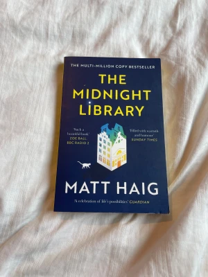 The Midnight Library av Matt haig - The midnight library av Matt haig dne är i bra skick lite små skador på den som man knappt ser