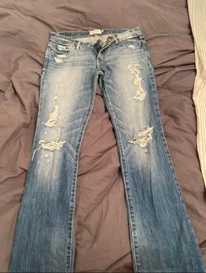 Ihåliga jeans med låg midja  - Suuuper snygga lågmidjade jeans med hål från Abercrombie & fitch i storlek 4S , super bra skick ☺️