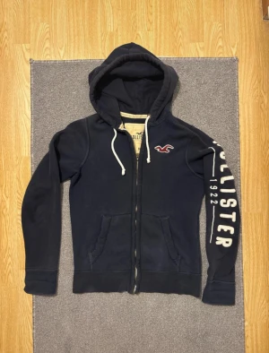 Vintage Hollister Zip Hoodie (sjukt sällsynt) - Säljer denna sjukt sällsynta och eftertraktade hollister zip-up | Fint skick| Storlek M | Längd ≈67 cm , Bredd armhåla - armhåla ≈ 53cm