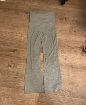 Grå yogapants från Gina Tricot - Säljer ett par grå yoga pants från Gina tricot. Super snygga! INTE slitna alls!!! Super fint sick. Strl 134/140. 
