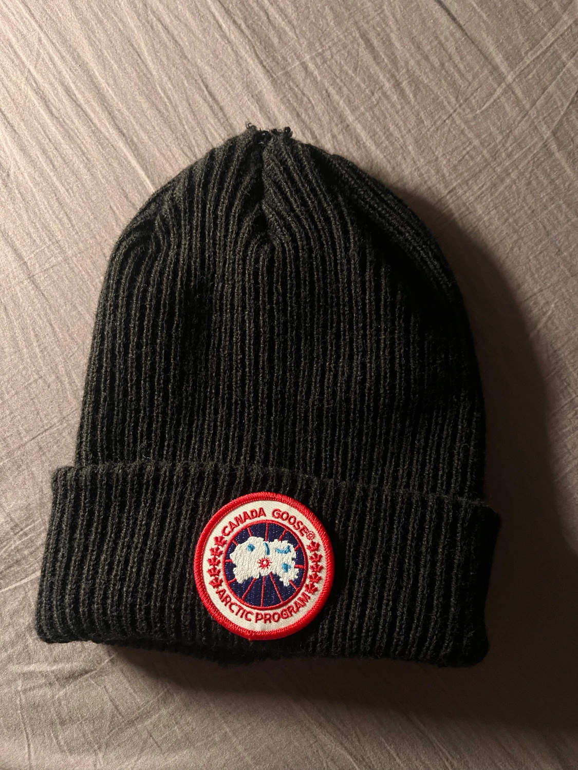 Svart ribbstickad mössa Canada Goose (Ganska liten storlek!) - 1