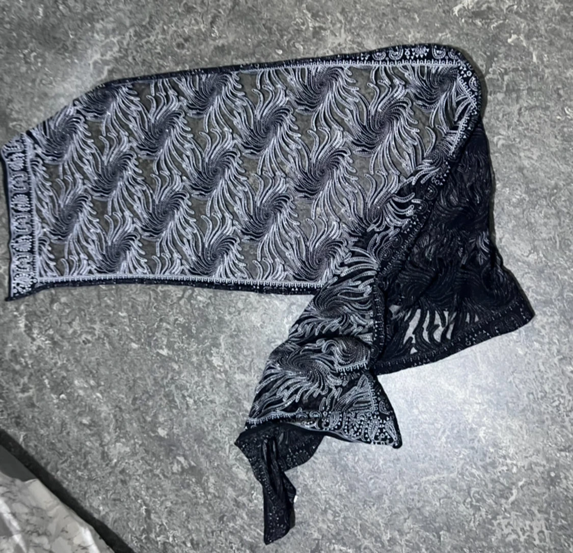 Svart och vit mönstrad halsduk - 1