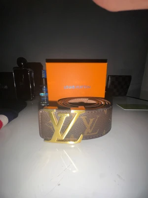 Bälte  - Bra skick skriv för mer information boxen får man inte med 