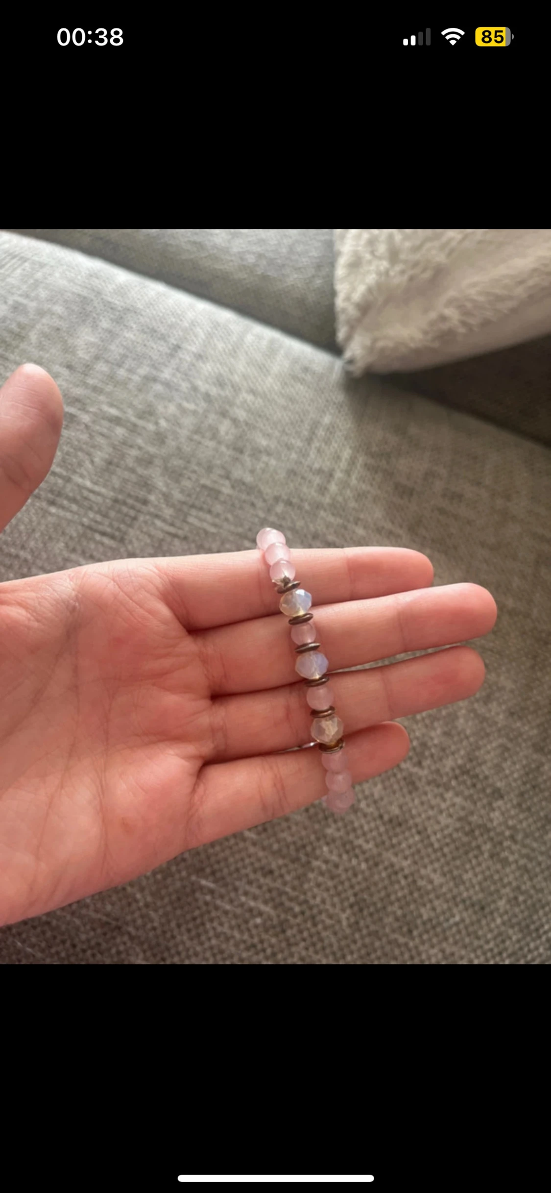 Rosa pärlarmband med glittriga detaljer