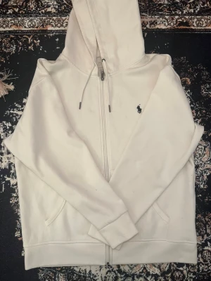 Polo ralp zipper - Säljer polo ralp zipper i fin skick , använd bara ett par gånger , skickar inom 24h