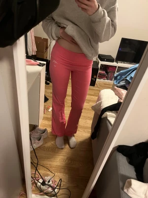 Peach tights - Super sköna å jätte stretchiga men kommer inte till användning sytt om dom till lite mer bootcut sömen syns på sista bilden. innerbenslängd-78 skriv om du undrsr något😊