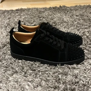 Loubs Byte eller säljes - Säljer ett par loubs i mocka med coola svarta nitar på tån. Skorna har snörning och platt sula, samt en rund tå. Insidan är beige och de har en stilren, edgy look som sticker ut. Tar emot byte eller säljer jag dem, storlek 43, Kartong osv fås med och finns kvar. Fler bilder kan fås om intresse finns. Skriv för frågor.