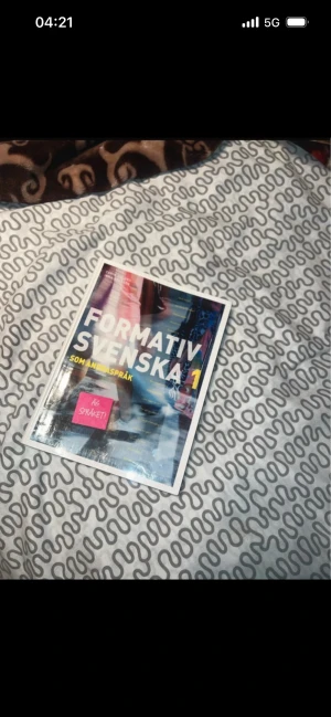 Formativ svenska 1 som andraspråk - Perfekt för dig som vill utveckla din svenska! Den här boken är anpassad för ungdomar och unga vuxna som läser svenska som andraspråk på gymnasiet. Modern layout och tydliga övningar hjälper dig att ta språket till nästa nivå.