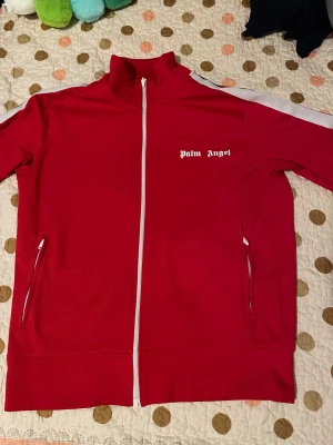 Röd Palm Angels trackjacka - Ett par bokstäver är lite lösa bara annars är koftan i god skick 