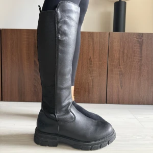 Svarta höga stövlar i skinn - Köpta för 1300kr på bergqvist skor. Använda max 3 gånger st 38