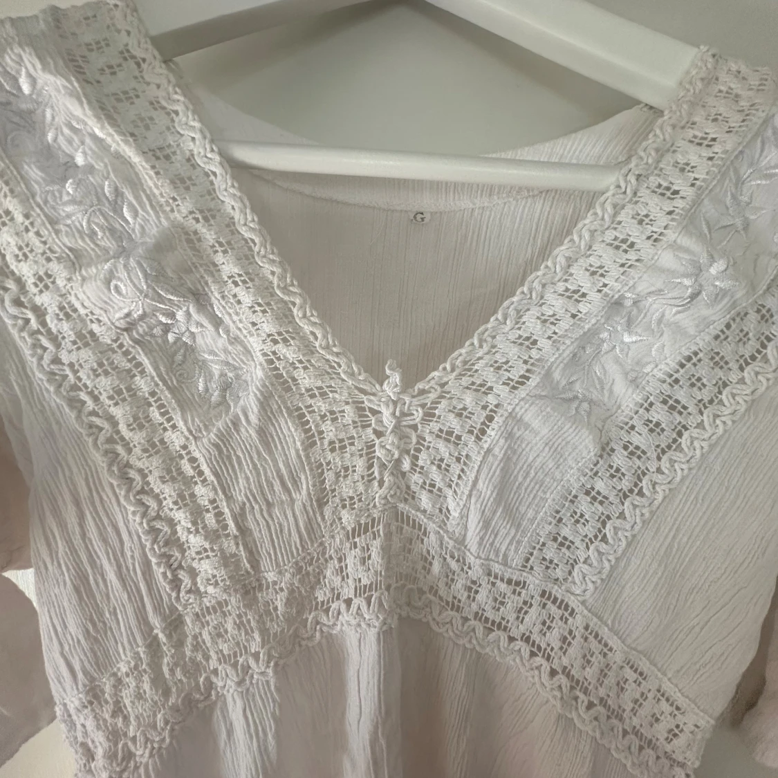 Vit klänning/morgonblus med spetsdetaljer - 2