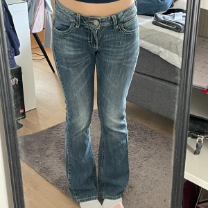Lågmidjade jeans - Låga jeans från wrangler med snygga detaljer bak! Står ej storlek men passar mig som har S och är 171 cm! Skit snygga jeans men kommer tyvärr inte till användning! 