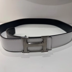 H bälte  - Snyggt bälte vit