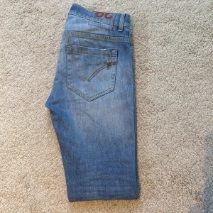 Dondup George  - Säljer ett par Dondup George w 29. bra skick förutom lapen på insidan av jeansen. Högre back fickan av lapen har skada som syns i bilden. Kontakta om mista fundering 😊