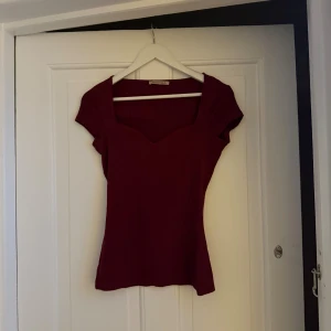 Vinröd ribbad topp från Anna Field - Säljer en vinröd ribbad topp från Anna Field i storlek S. Som är super skön och stretchig. Knappt använd.