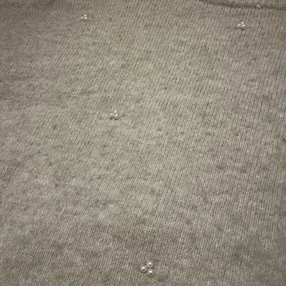 Ljusgrå stickad tröja med pärlor - 2