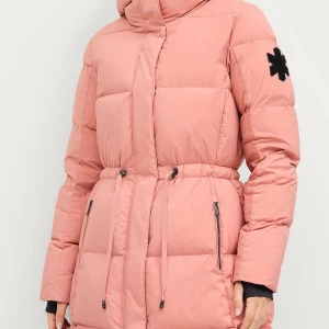 Rosa pufferjacka från Áhkká, strl 34 - Lång, puffig vinterjacka från Áhkká! Den är i mycket bra skick, använd en säsong. De två fickorna utanpå är väldigt stora och så finns det även en ficka inne i jackan på vänster sida. Man kan dra åt i midjan, längs ner och även i luvan. Bandet som man hänger upp jackan med är av (titta på bild 3) och den är lite smutig vid ärmarna annars mycket bra skick! 90% dun, 10% fjäder, den är alltså väldigt varm!              Den har kostat 2800kr. Skriv för fler bilder eller vid frågor!!💕