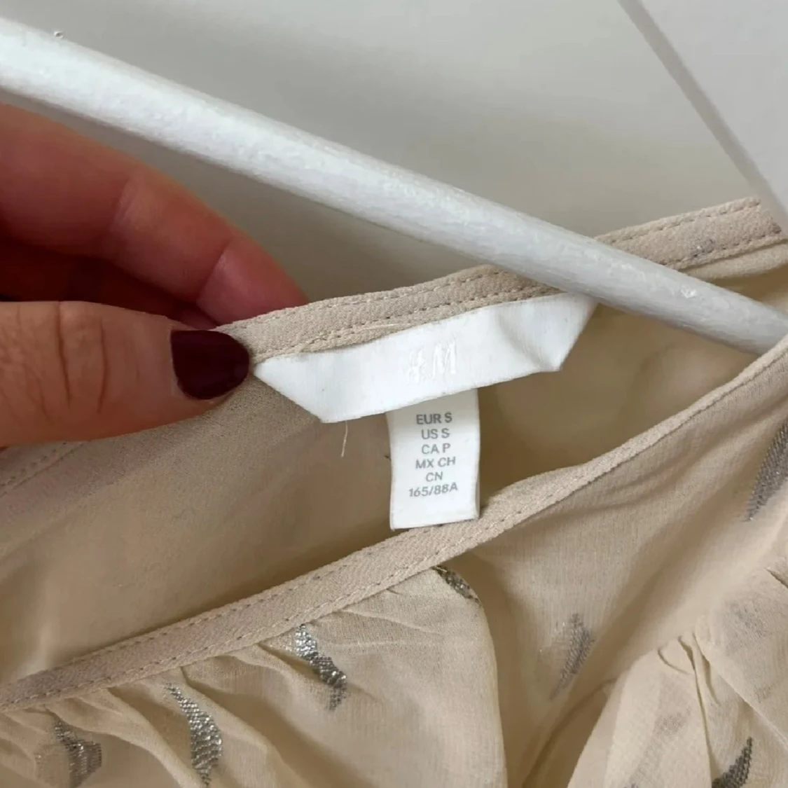 Beige blus med volang från H&M - 2