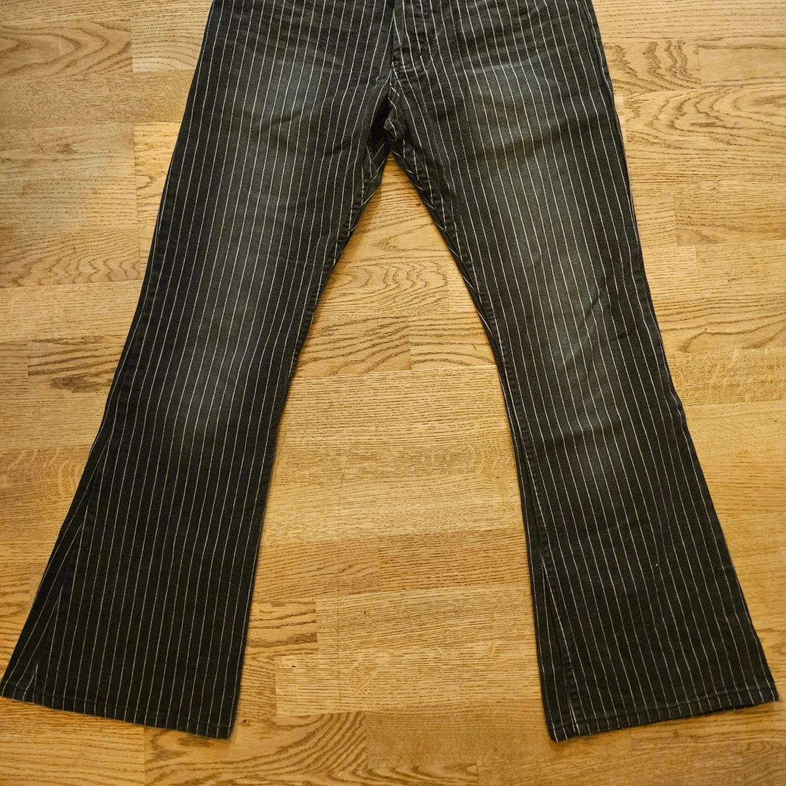 Svarta randiga bootcut jeans - 1