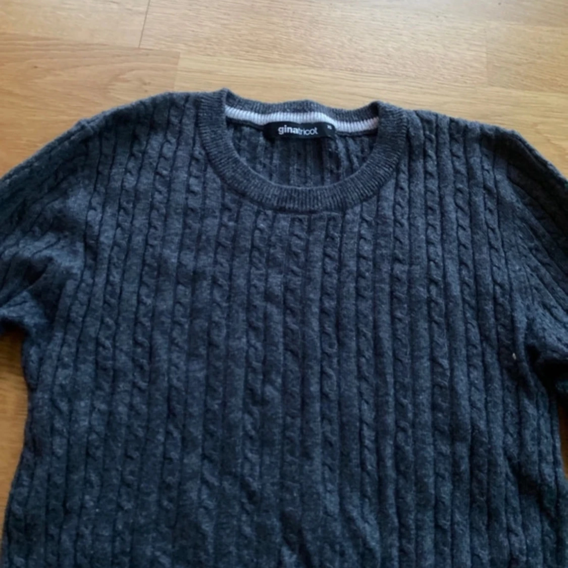 Mörkgrå stickad tröja från Gina Tricot - 1