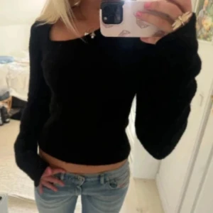 Svart långärmad stickad tröja - Säljer en svart stickad tröja med lång ärm och snygg fyrkantig halsringning. Modellen är figurnära och passar perfekt till jeans eller kjol. Tröjan är enkel men stilren och har en mjuk känsla som gör den skön att bära❤️❤️
