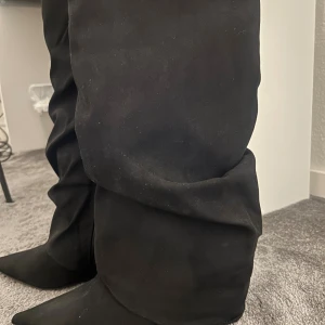 Nelly boots  - Storlek 39, klackhöjd 8 cm.   SÅÅÅ snygga boots från nelly!!! älskar dessa men de kommer tyvärr inte till användning. De samlar lätt på sig damm men går att rolla bort! De är endast använda en gång så i princip i nytt skick. Skickas med tillhörande kartong samt papper som gör att de håller formen 🥰