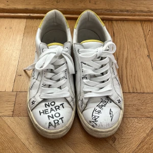 Zadig & Voltaire vita sneakers med text - Vita Zadig Voltaire sneakers med skriv detaljer, neon gula detaljer