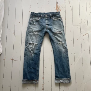 Vintage Selvedge jeans - Helt sjuka japanska vintage jeans från sugarcane. Osäker på modellen med nypriset ligger runt 3-5 tusen. Alldrig sett såhär snyggt slitna och tvättade jeans i mitt liv. Det står W32 L34 men jag är 181 och dom sitter bra på mig med lite häng så jag skulle säga W32 L32. Tar bud, bara att fråga om mer bilder på alla slitningar och detaljer! 😀