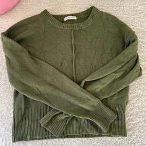 Olivgrön stickad tröja Designers Remix - Snygg olivgrön stickad tröja från Designers Remix. Nypris 1295. Säljer för 475. Skönbomulls kvalitet och blir inte noppig💚