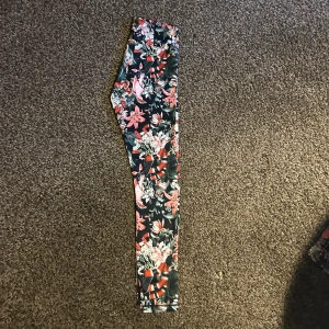 Stronger tights  - Coola o bekväma trainingsbyxor från Stronger i modellen Calico. Nästan aldrig använda, jättebra skick. Originalpris är runt 900kr, säljer för 300kr men det kan diskuteras. Originalförpackningen medföljer. Storlek S men de är väldigt stretchiga. Kom privat för frågor ❤️