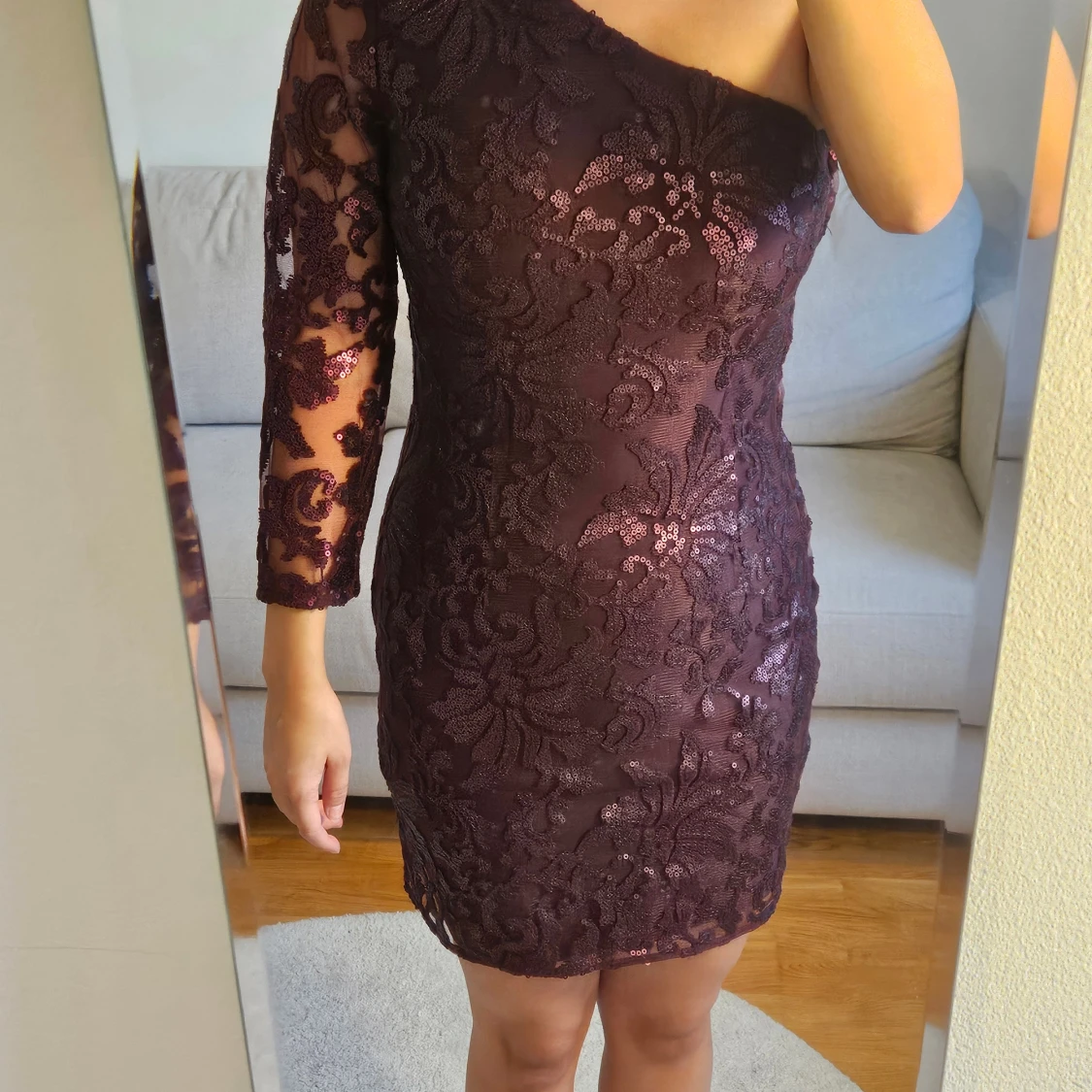 Glittrig vinröd one shoulder klänning - 4