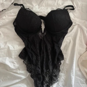 Svart spetsbody - Svart spets body med push up från hm, storlek 75C
