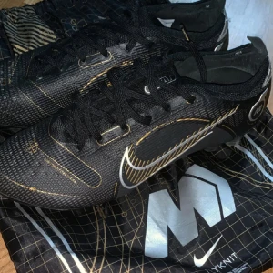 Nike Mercurial Vapor 14 ”Elite” - Säljer mina nästan helt nya fotbollskor som jag köpte i fel storlek. Det är i storlek 42 och är i elite modellen perfekt för dig som är seriös med fotbollen. Skorna kommer med orginal påse och box.