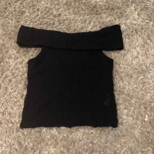 Söt blå topp - Säljer en fin marinblå topp från Kappahl i st 146-152, säljer pga att det inte är min stil riktigt och lite liten, KATT FINNS I HEMMET!!💗