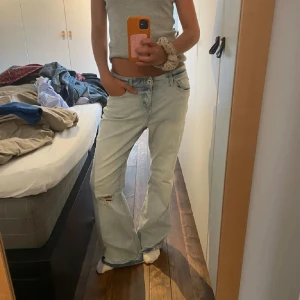 Ljusblå baggy jeans med slitning - Snygga och populära jeans! De är i storlek M men passar mig som brukar ha XS-S men är bara lite långa på mig💞 