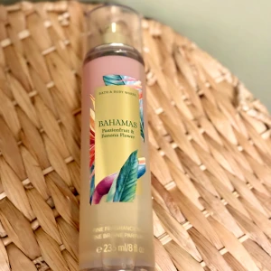 Bath & Body Works Bahamas Passionfruit & Banana Flower 236 ml - Bath & Body Works Bahamas Passionfruit & Banana Flower, 236 ml. Givetvis förvarad mörkt och svalt. 