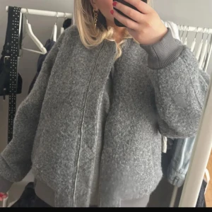 bomberjacka - Säljer nu denna snygga jacka från HM, den är oversize men sitter bra på mig som vanligtvis har S