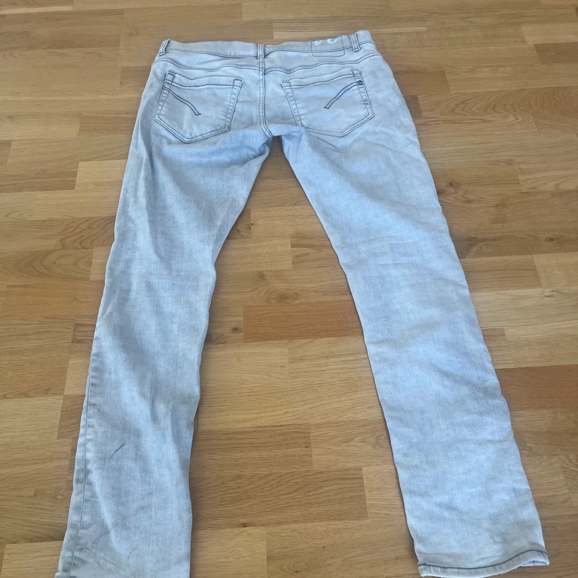 Ljusgrå  jeans från Dondup med slitningar - 1