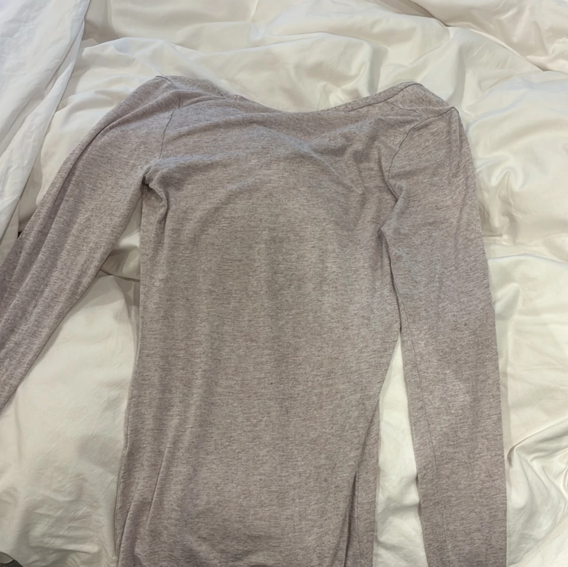 Ljusgrå långärmad topp med v-ringning - 2