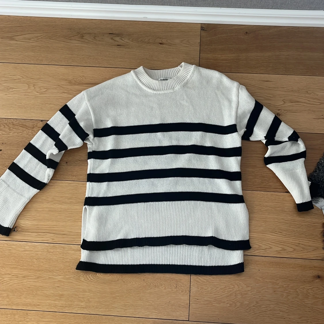 Randig stickad tröja från b.young XS