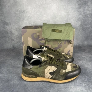 Valentino Rockrunner - Skick: 8/10, lätt använda, inga defekter. | Ingår: Skor, Box Foch dustbag. | Nypris: +- 7000 SEK.