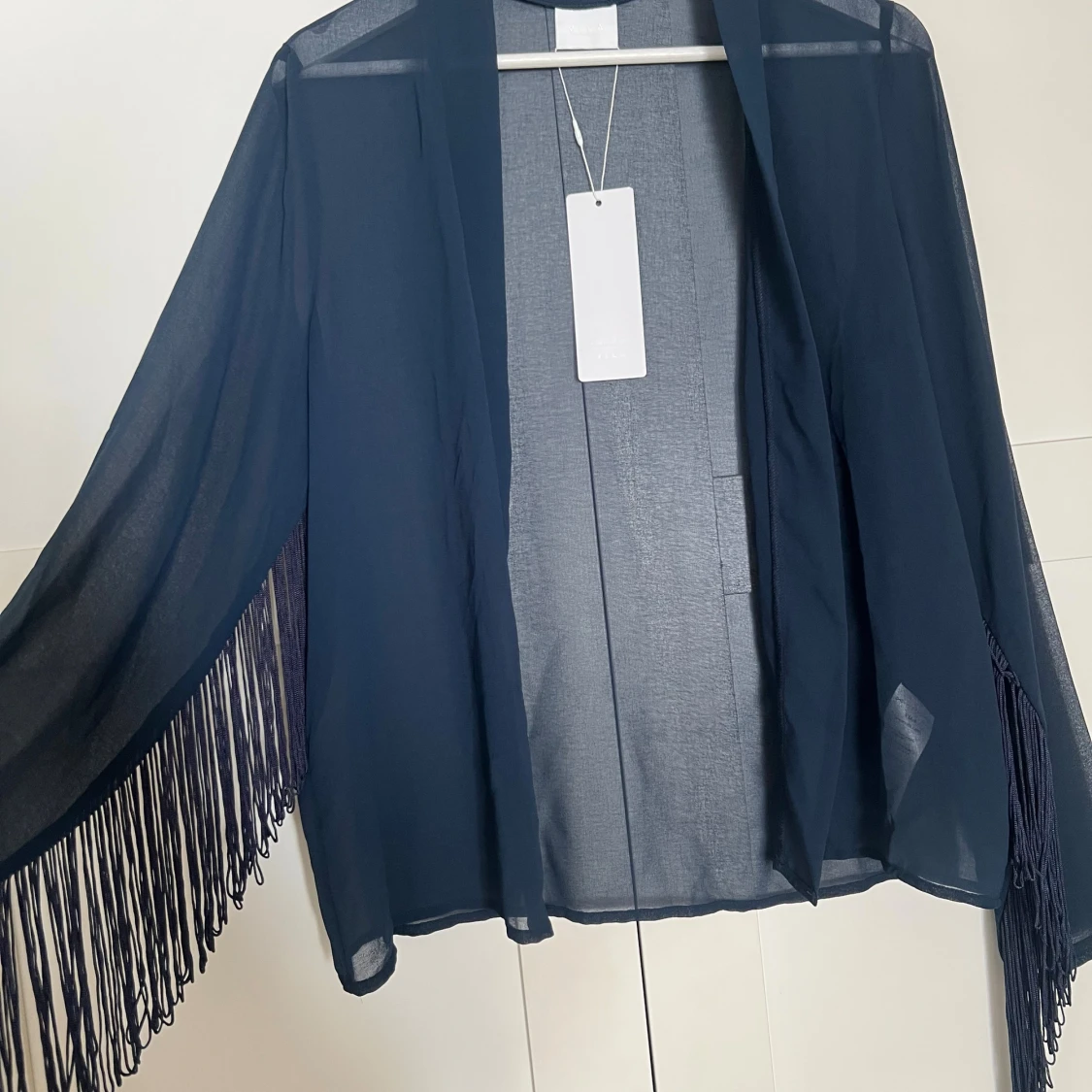 Mörkblå cardigan jacka med fransar från Vila