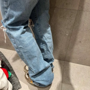 Bootcut jeans med slitningar  - Säljer dem populära blåa zara jeansen med bootcut och slitningar. Super coola! Det har trådats lite mer vid slitningarna men annars är dem super! Det går att klippa bort om man vill det 🌟