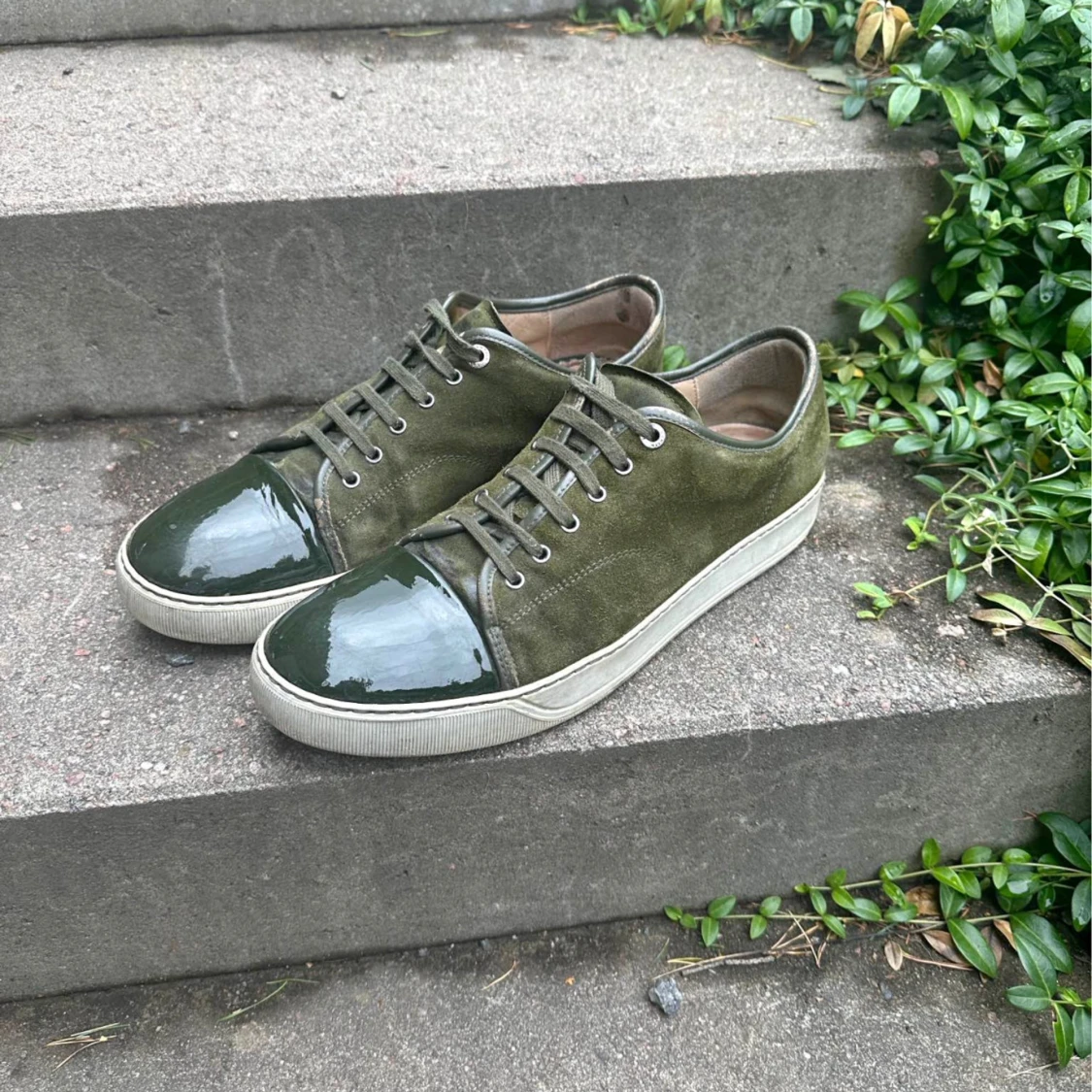 Olivgröna sneakers med lackad tå