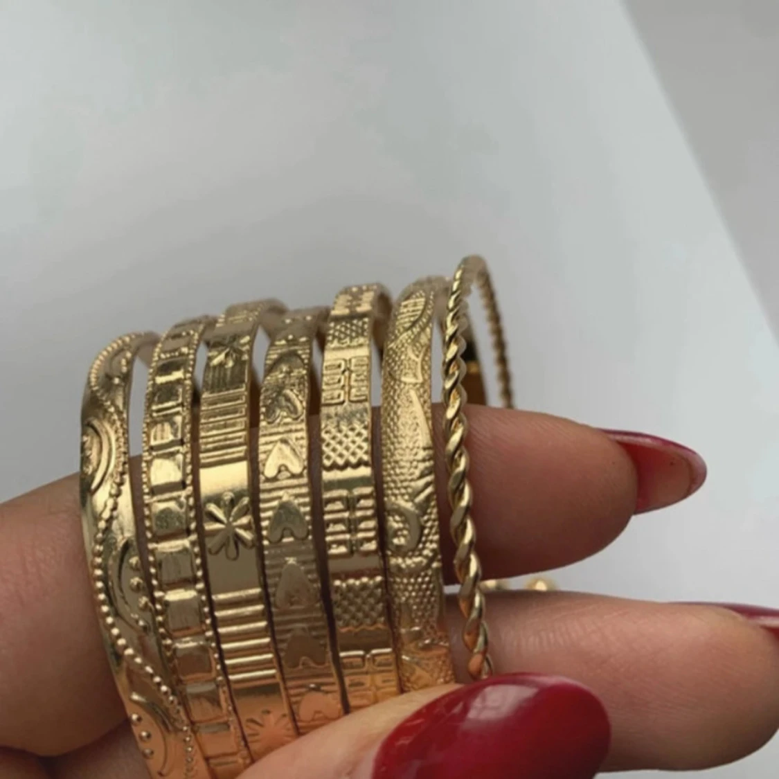 Guldiga armband med mönster 7 st